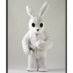 Munky-King-Luke-Chueh-Black-in-White-Bunny-Figur-suited